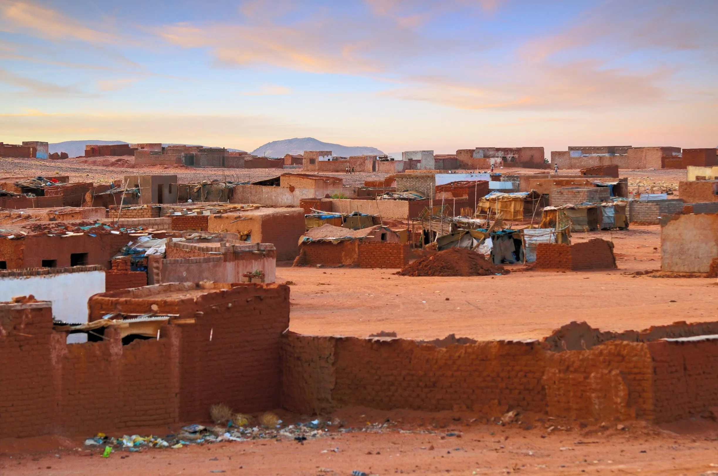Einfache Lehmhäuser in einer Slum-Siedlung im Sudan.